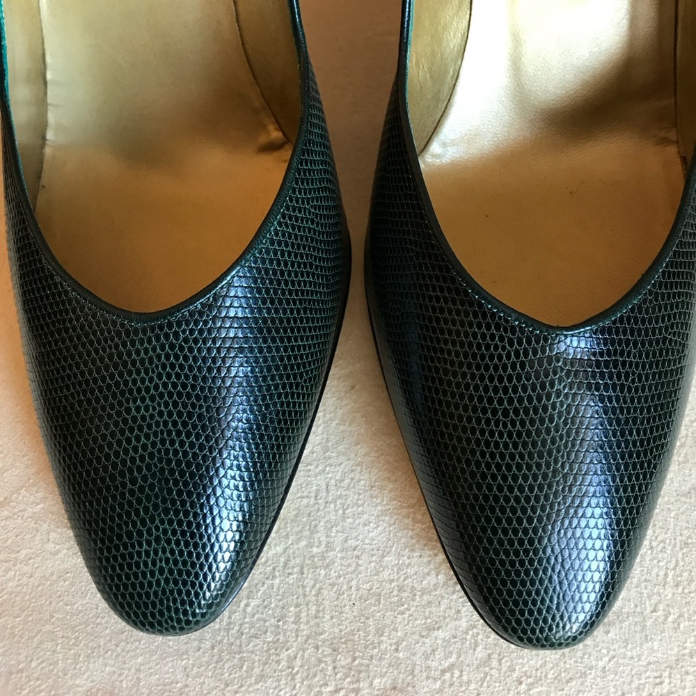 Vintage 1980s Gucci pumps. Size 38B. Dark green embossed leather. - Picture 3 of 13